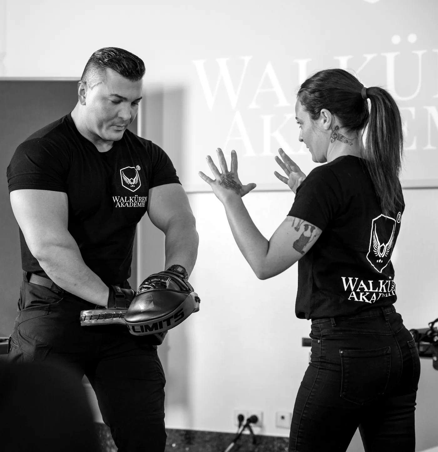 Praxistraining bei MJ Security Management: Übung mit Schlagpolstern unter Anleitung